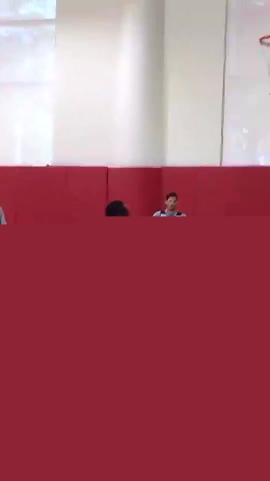 帅林书豪此前与哈登单挑一个假动作晃开哈登翻身跳投命中